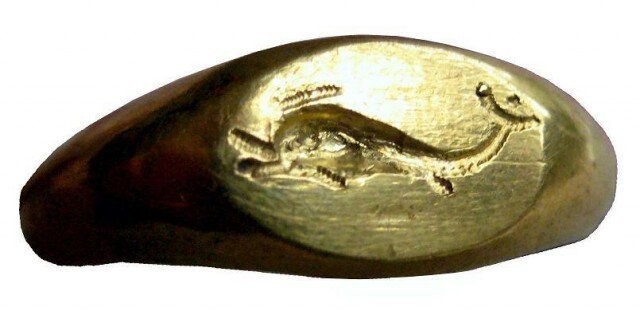 Перстень-печатка с дельфином ближе 