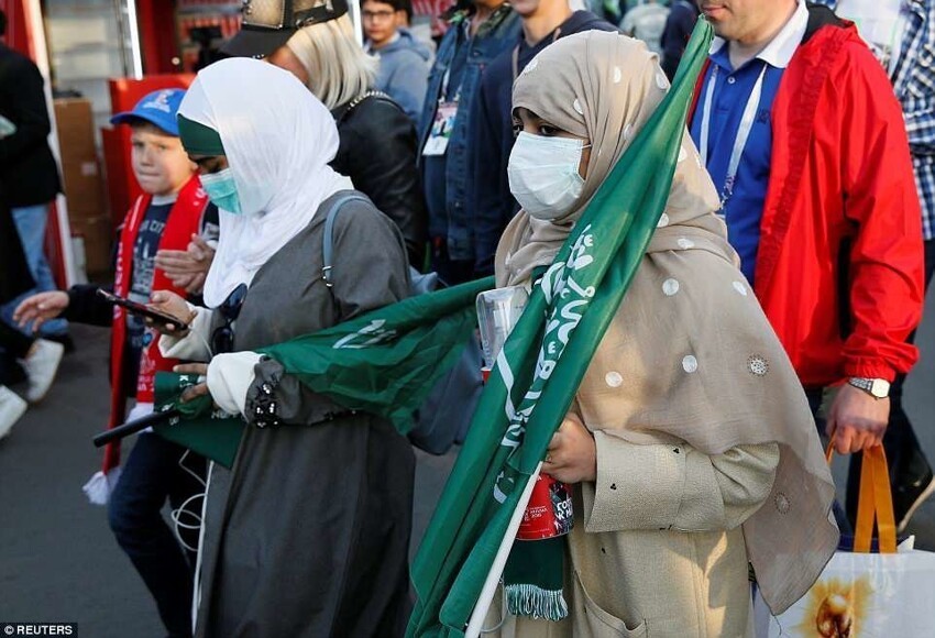 Многие жительницы Саудовской Аравии приехали на московский стадион поддержать свою команду.