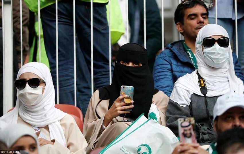Саудовским женщинам официально разрешили смотреть футбол на стадионах совсем недавно - в январе этого года.