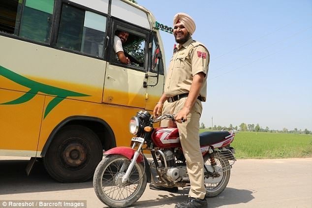 Ранее самым высоким в мире дорожным полицейским считался житель индийского штата Харьяна Раджеш Кумар, который на два дюйма ниже Сингха.