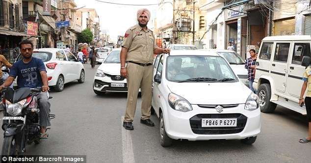 В Индии живет самый высокий в мире полицейский