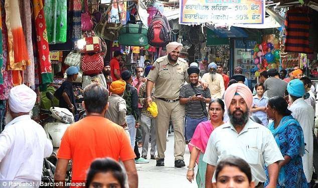 В Индии живет самый высокий в мире полицейский