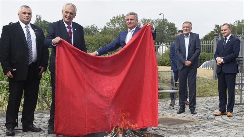 Чешский президент публично сжег гигантские «красные труселя»: видео