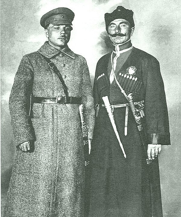 На этих многочисленных совещаниях Семён Будённый близко сойдётся с Климом Ворошиловым и Иосифом Сталиным.