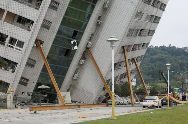 Вы не будете поддерживать здание от обрушения без хорошей на то причины.  После землетрясения на Тайване власти должны были поддержать это здание, чтобы спасатели помогли людям эвакуироваться. После операции он рухнул.