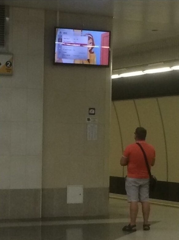 Просто какой-то мужик в Минском метро пришел с пультом и настроил себе мультики