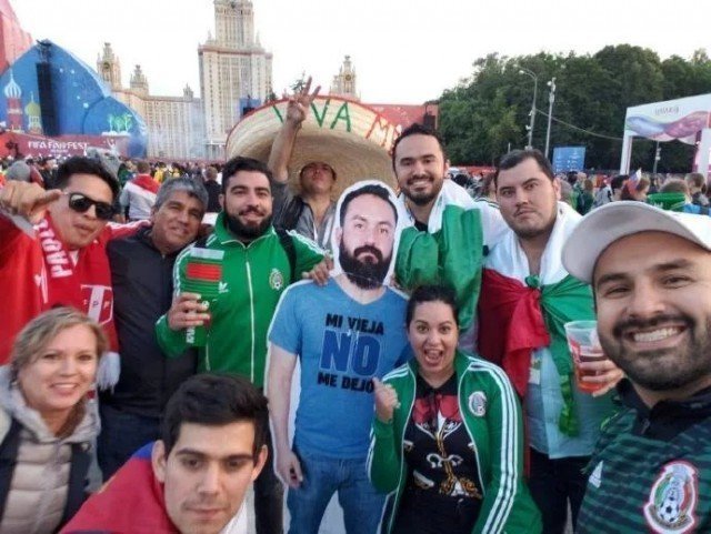 Ребята из Мексики приехали на Чемпионат Мира в Россию с картонной фигурой друга 