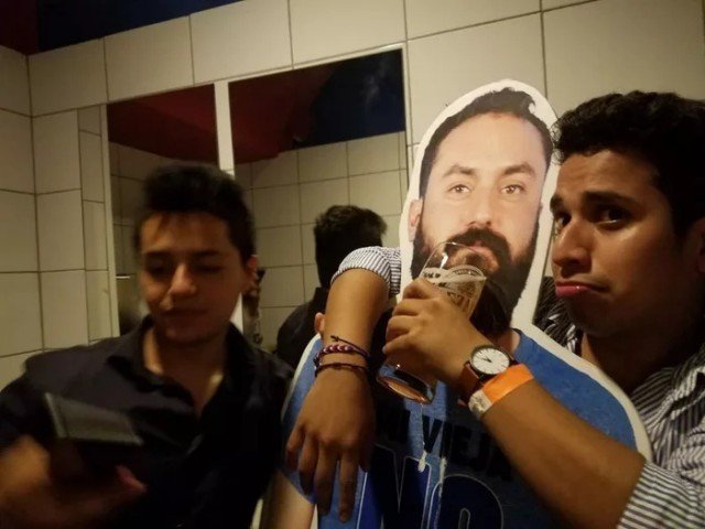 Ребята из Мексики приехали на Чемпионат Мира в Россию с картонной фигурой друга 