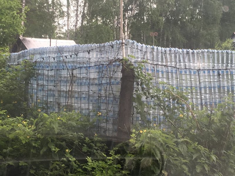 Забор из пластиковых бутылок на даче между Академгородком и Кольцово