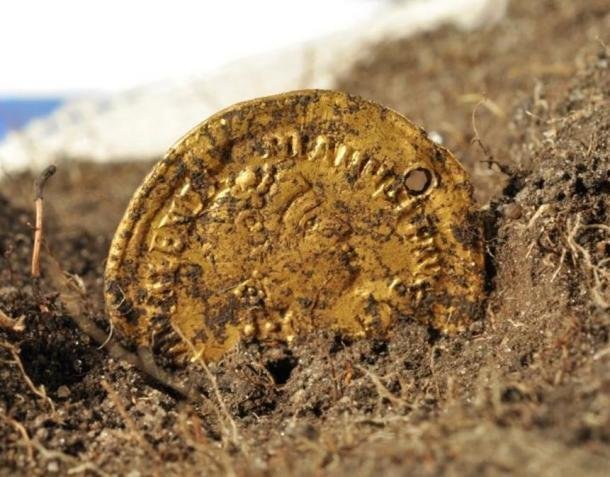 А вот это первое золото (далеко не последнее) найденное здесь. Солид императора западной Римской империи Валентиана III (425-455 гг. н.э.). Такие монеты облегчили датировку гибели крепости, скорей всего, это произошло около 480 года нашей эры. 