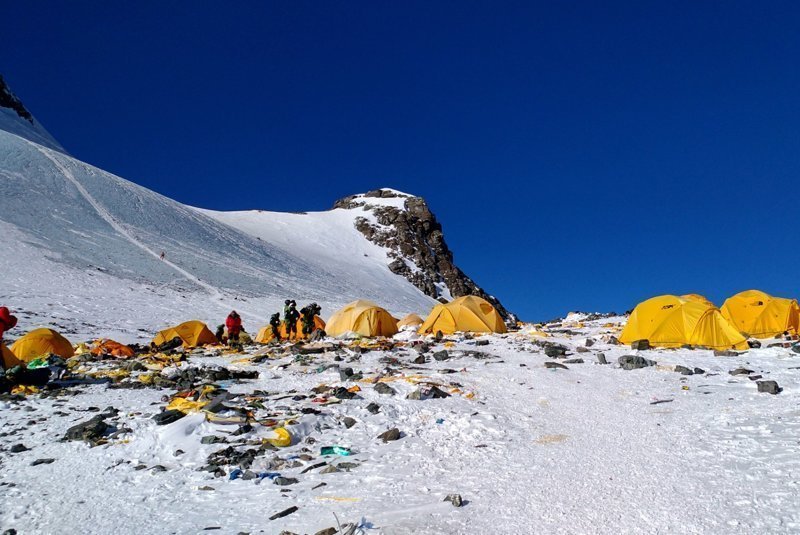 Десятилетия коммерческого альпинизма оставили после себя грязный след на Эвересте