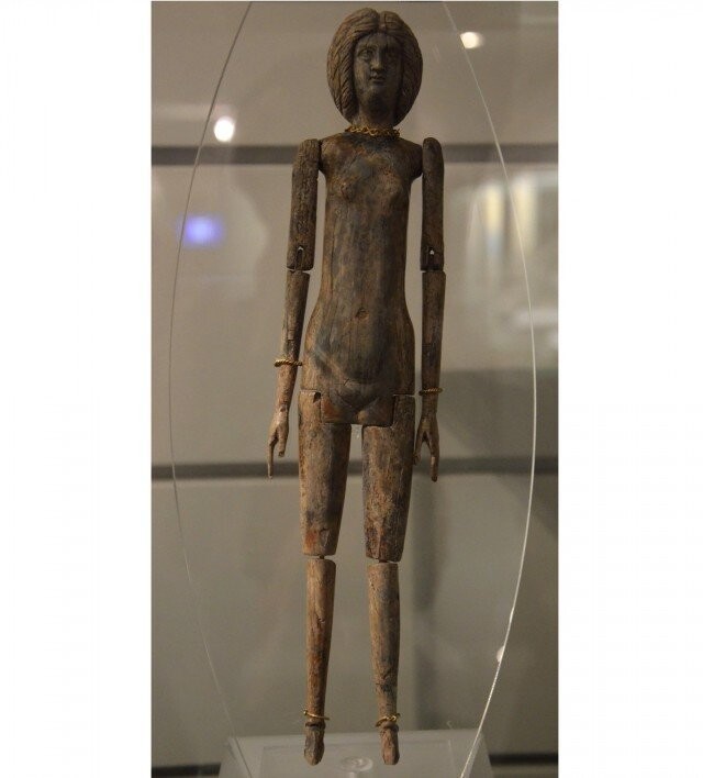 Еще одна замечательная древнеримская кукла из слоновой кости, на руках и ногах ее золотые браслеты, на шее - золотое ожерелье 