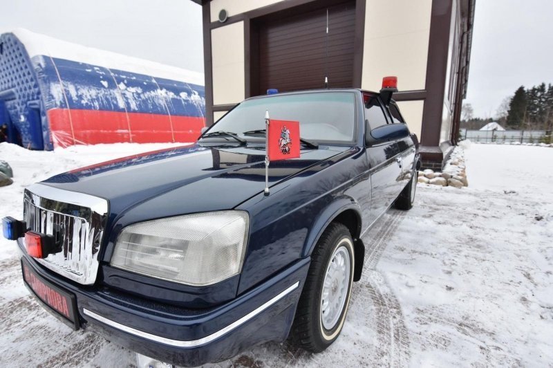 "Москвич" Лужкова продают по цене нового Mercedes-Benz S-класса