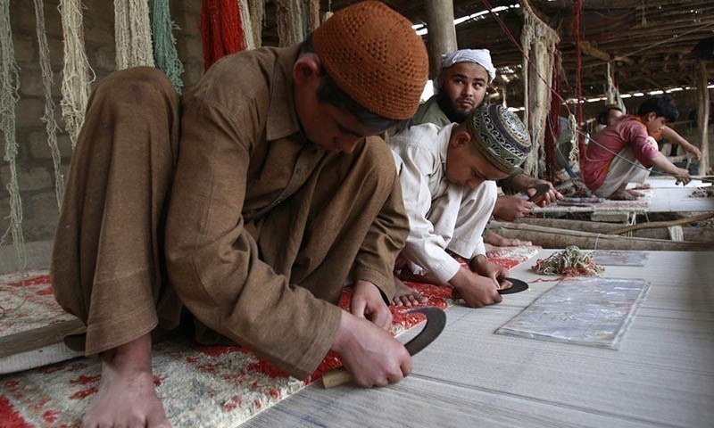 5. В ковровой индустрии Пакистана также не переживают за детей