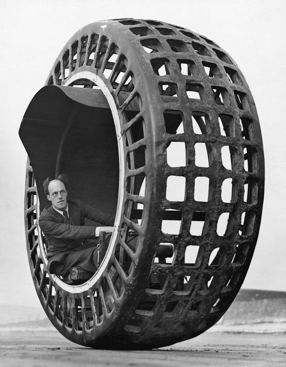 «Dynasphere» - это одноколесный автомобиль, который Джон Арчибальд Пурвес из Великобритании запатентовал в 1930 году