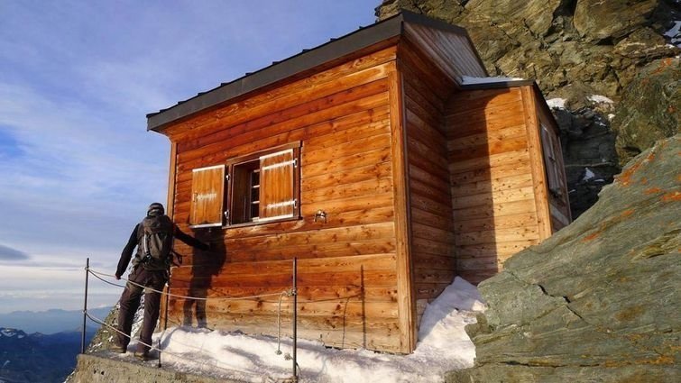 Реальный домик для экстремалов, построенный на горе на высоте 4 км над уровнем моря