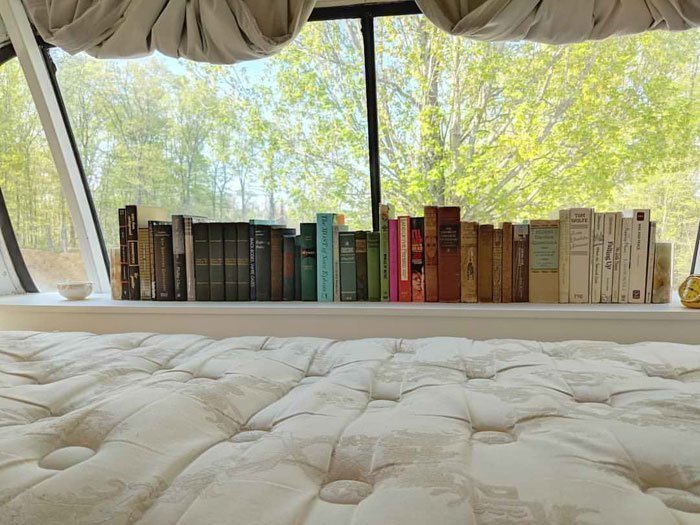 Маленькая библиотека в спальной зоне