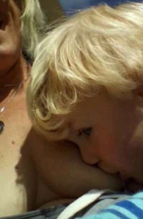 Многодетная мать объяснила, зачем кормит грудью семилетнего сына