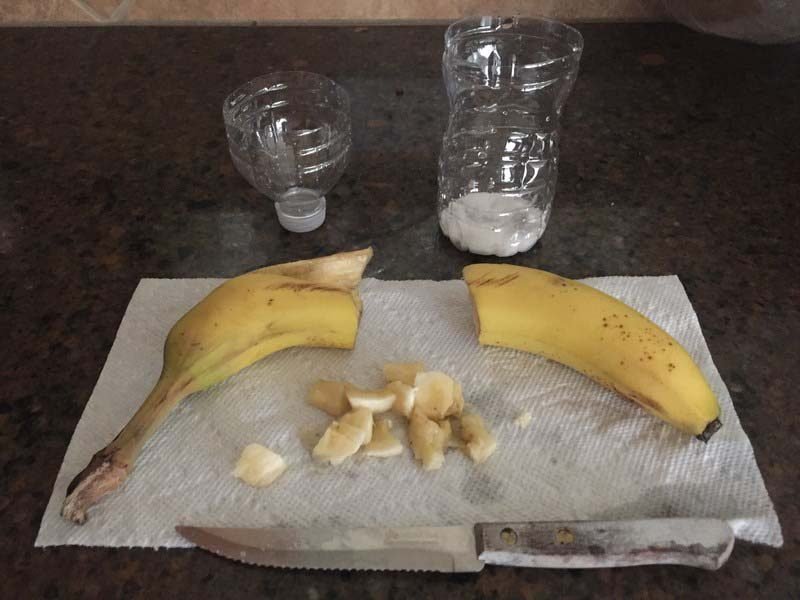 После нарежьте немного банана  