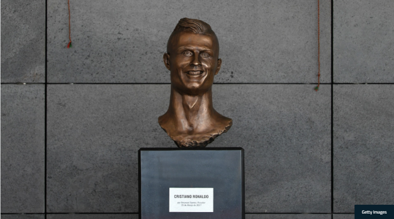 Знаменитую статую улыбающегося Криштиану Роналду заменили на новую.
