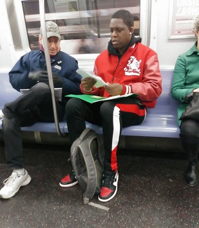 Незнакомец в метро вызвался помочь мужчине с домашней работой его сына