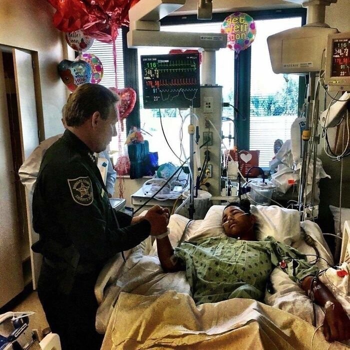 Это - 15-летний Энтони Борхес. Своим телом он прикрыл дверь в класс, защищая 20 других учеников во время стрельбы в школе во Флориде (февраль 2018). Нападавший начал стрелять через закрытую дверь, и парень получил пять пуль.