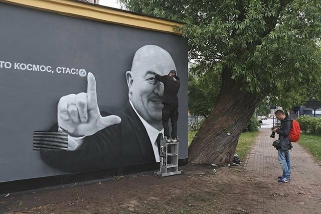 В Петербурге появилось граффити с изображением Станислава Черчесова 