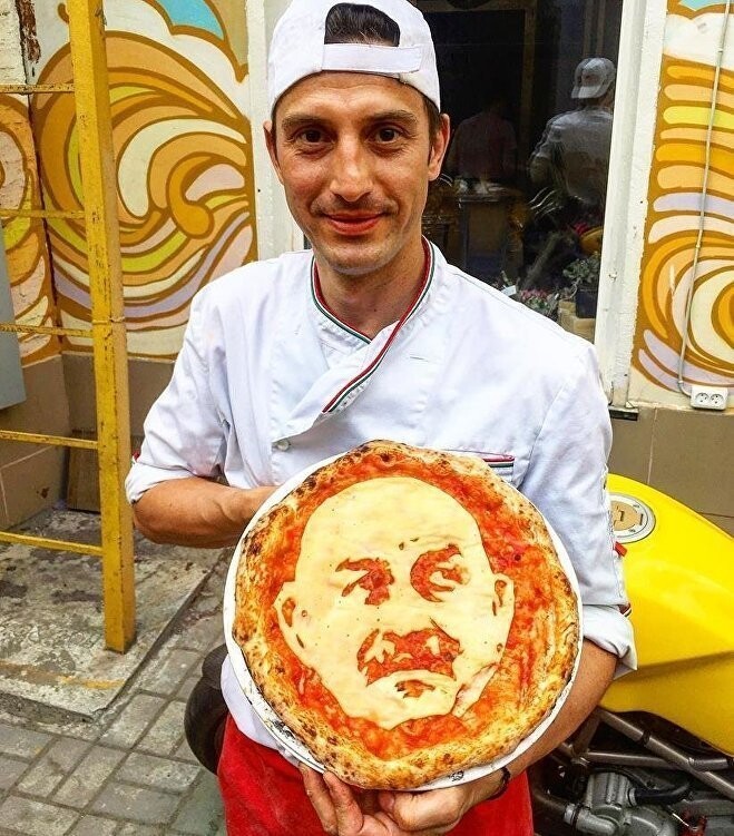 В Санкт-Петербурге сделали пиццу с портретом Черчесова