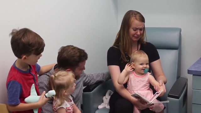 Видео: малышка впервые в жизни услышала звуки