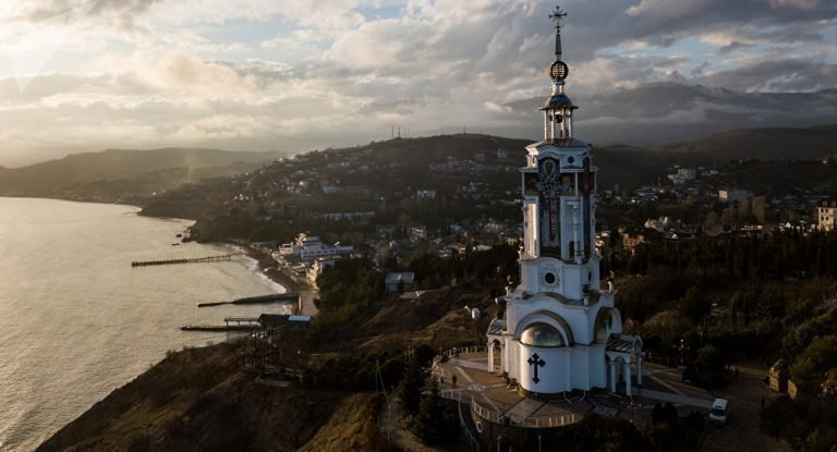 «Земля, которая перевернула весь мир»: иностранные болельщики едут на экскурсии в Крым
