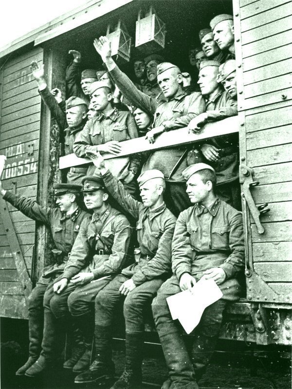 Отправка советских солдат и командиров на фронт в июне 1941 года.  Время съемки: июнь 1941.  Автор: Дмитрий Чернов 