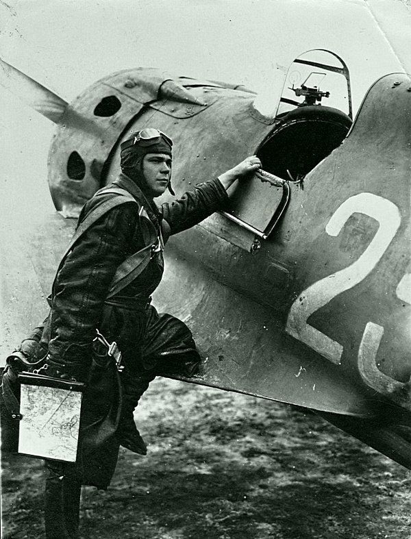 Командир звена 145-го истребительного авиаполка старший лейтенант Виктор Петрович Миронов (1918—1943) у истребителя И-16.
