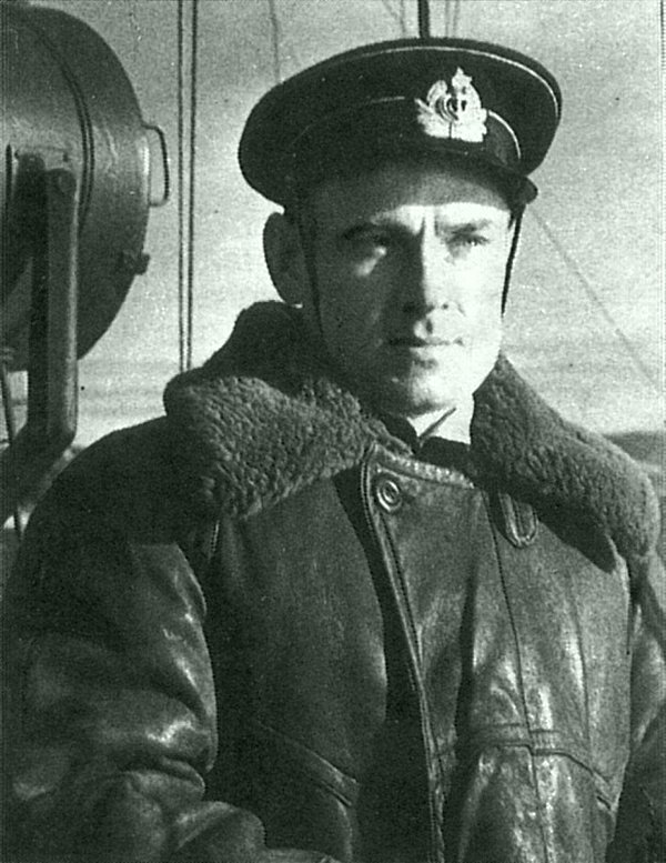 Командир 1‑го дивизиона эскадренных миноносцев Северного флота Александр Иосифович Гурин (1910 — 1962).