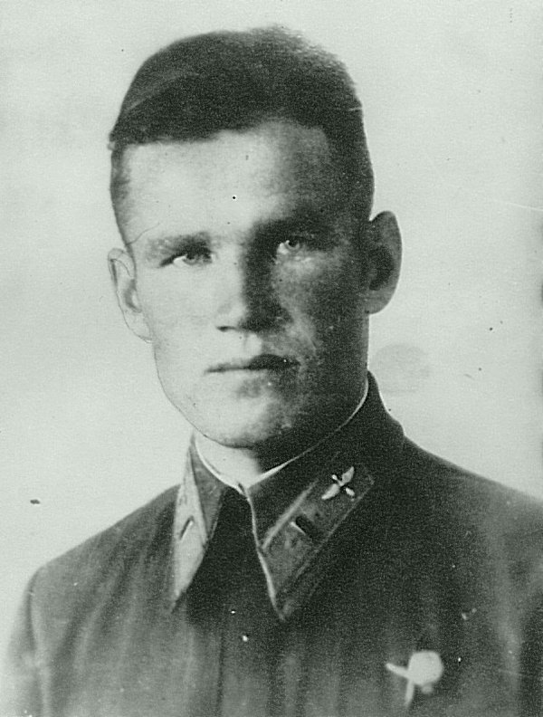 Командир эскадрильи 788-го истребительного авиационного полка ПВО капитан Николай Александрович Козлов (1917 — 2005).