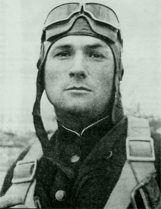 Командир звена 2-го гвардейского авиаполка ВВС Северного флота старший лейтенант Владимир Павлович Покровский (1918 — 1998).