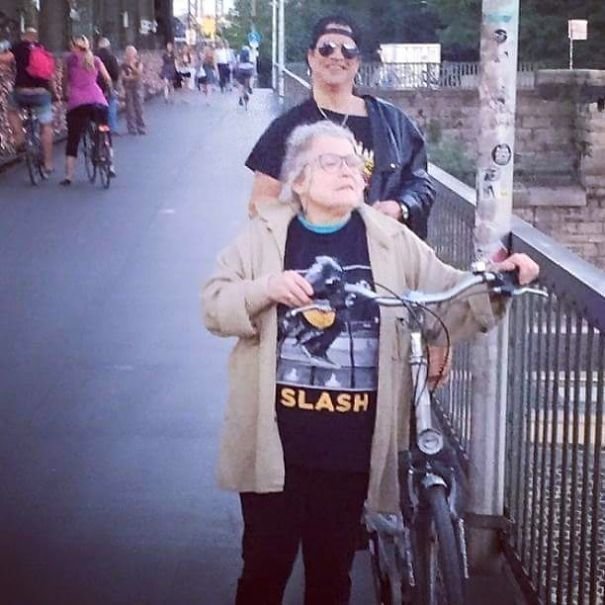 Эта пожилая дама - фанатка Слэша. Но она еще не знает, что Слэш стоит у нее за спиной.