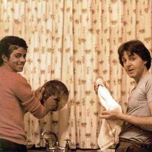 7. Майкл Джексон и Пол Маккартни моют посуду, 1982 г.