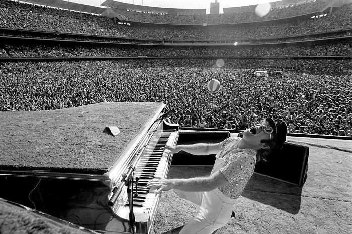 20. Элтон Джон зажигает на стадионе Доджер, Лос-Анджелес, 1975 г.