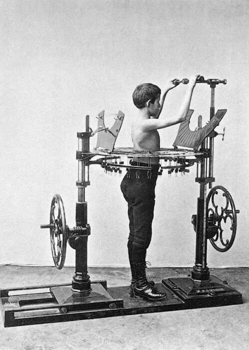 С помощью этого чудесного аппарата посетители Института Зандера могут измерять изменения своего тела. 