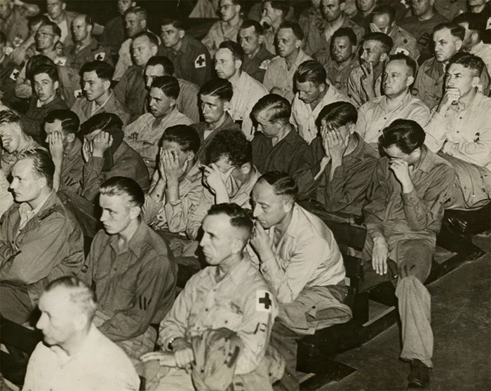 6. Немецкие солдаты реагируют на кадры хроники о концлагерях.  1945 г.