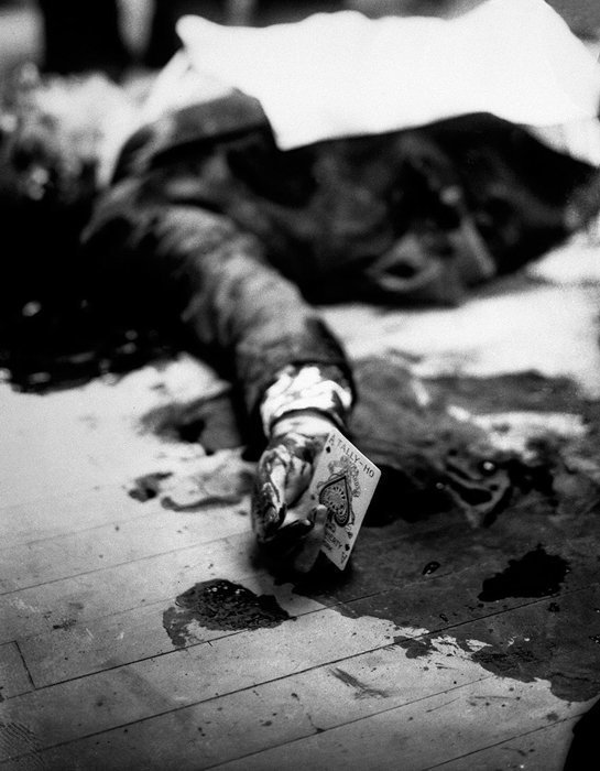 13. Мафиози, убитый перед рестораном с игральной картой в руке 