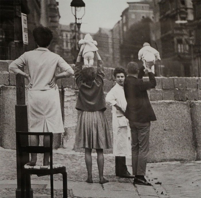 14. Жители западного Берлина показывают своих детей своим родителям, живущим в восточном Берлине