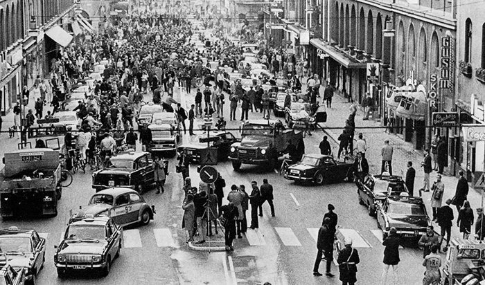9. Первое утро после того, как Швеция перешла с левостороннего движения на правостороннее. Стокгольм, 1967г. 