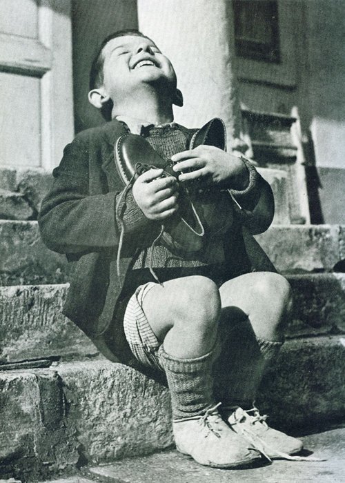 8. Австрийский мальчик получил новую пару обуви. Вторая Мировая Война
