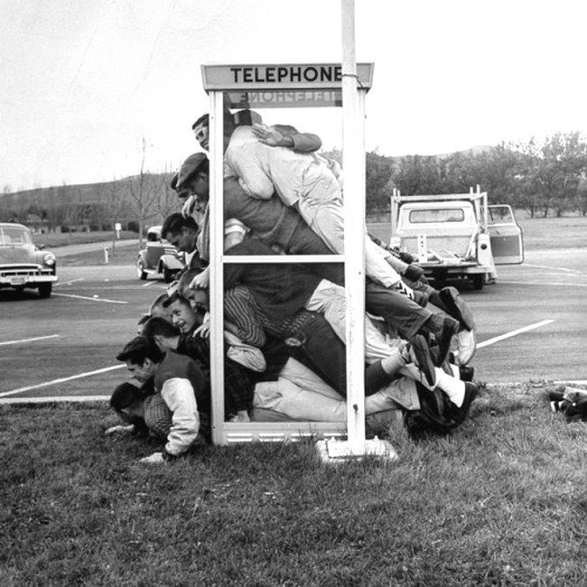 18 студентов из колледжа Св. Марии в Калифорнии, уложенных в телефонной будке. 1959 год.