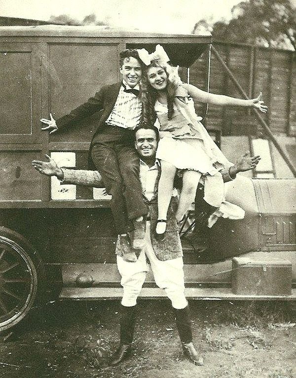 Чарли Чаплин, Дуглас Фэрбенкс и Мэри Пикфорд.