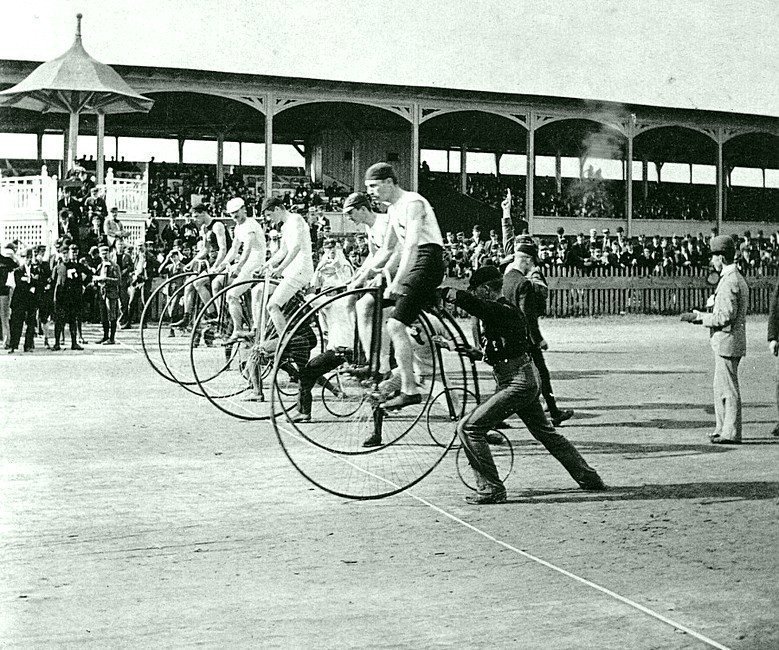 Первая в истории велогонка прошла 31 мая 1868 года в парке Сен-Клу, Париж, на дистанции 1200 метров. Выиграл ее англичанин Джеймс Мур на классическом костотрясе.