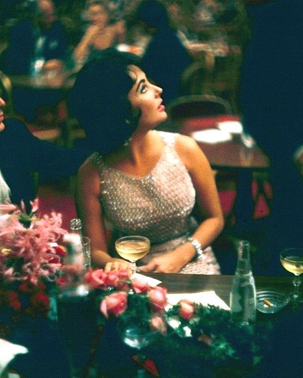 Элизабет Тейлор сидит за столом в баре ресторана Louis Sherry при открытии Метрополитен-опера, Нью-Йорк, Нью-Йорк, 1959 год. Фото Йеле Джоэля - Коллекция изображений LIFE