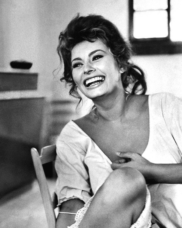 Эта фотография с обложки LIFE 11 августа 1961 года - «Уловки увлекательной женщины: Софи Лорен».  Фотограф Альфред Эйзенштадт - коллекция изображений LIFE
