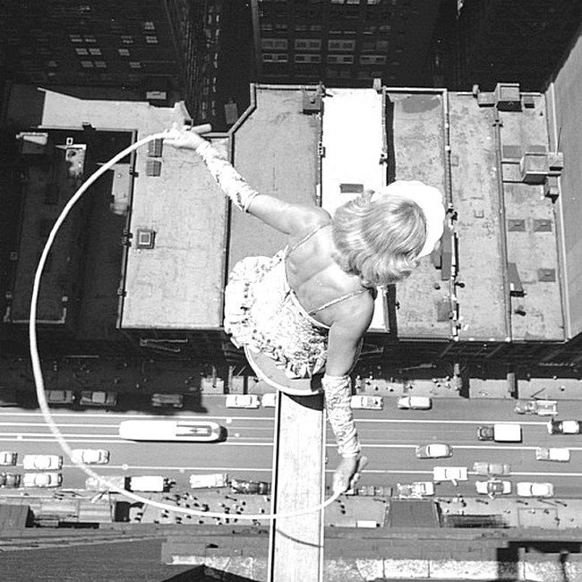 Прыжки со скакалкой  на небольшой платформе  над улицами центра города Чикаго, штат Иллинойс - минимум 20 этажей, 13 июля 1955 года. Фото John Dominis - The LIFE Picture Collection